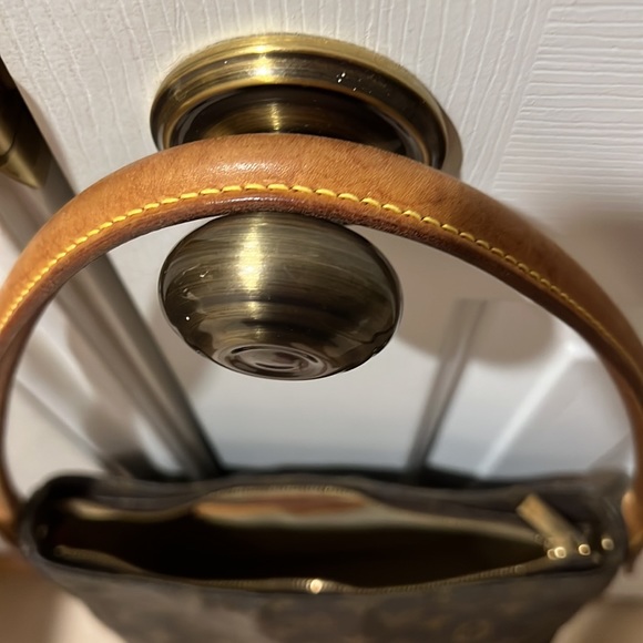 Louis Vuitton GM Loop Bag ~Authentic~ - Picture 5 of 16